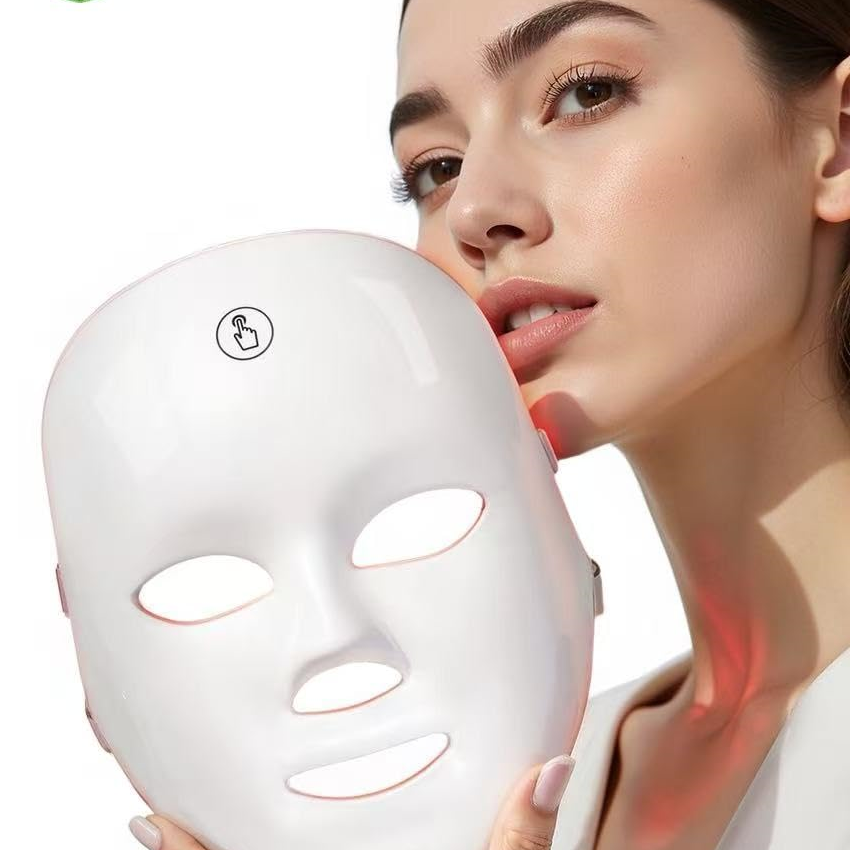 Mujer con la mascarilla facial LED de 7 colores